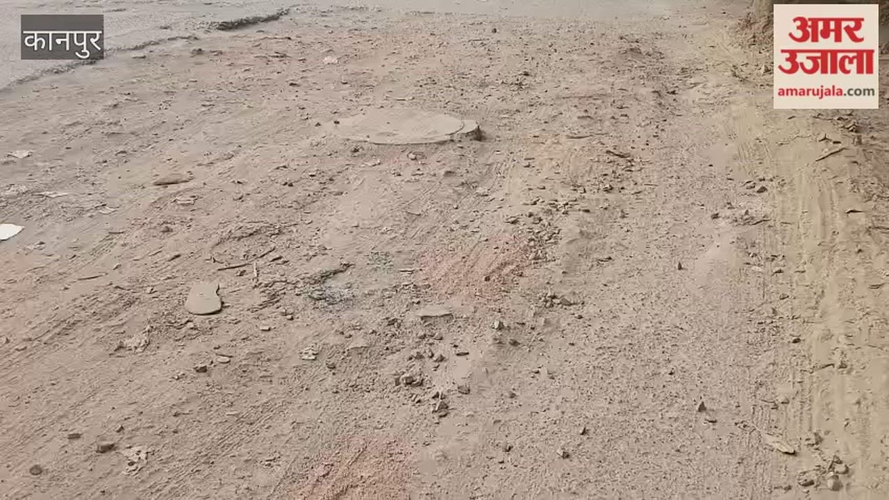Kanpur: Poor condition of the road at Panki Dham station intersection