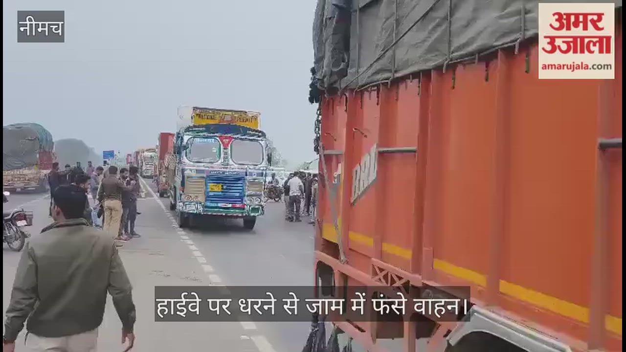 Farmers blockade the Mhow-Neemuch highway demanding compensation for hailstorm and rain damage.