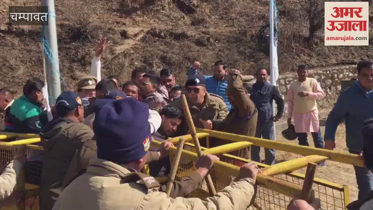 Police stopped Congress workers who were going to stage a sit-in at the Collectorate premises, leading to a heated argument