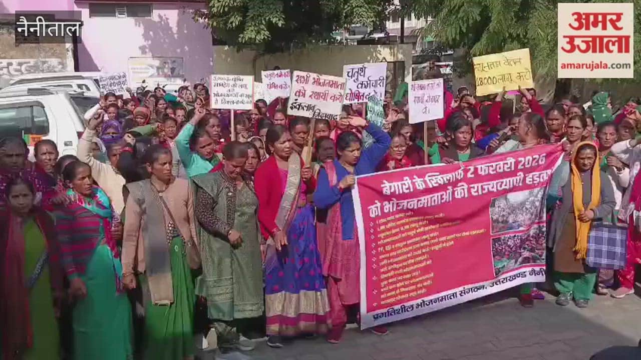 Food mothers demonstrated in SDM court regarding their demands and submitted a memorandum