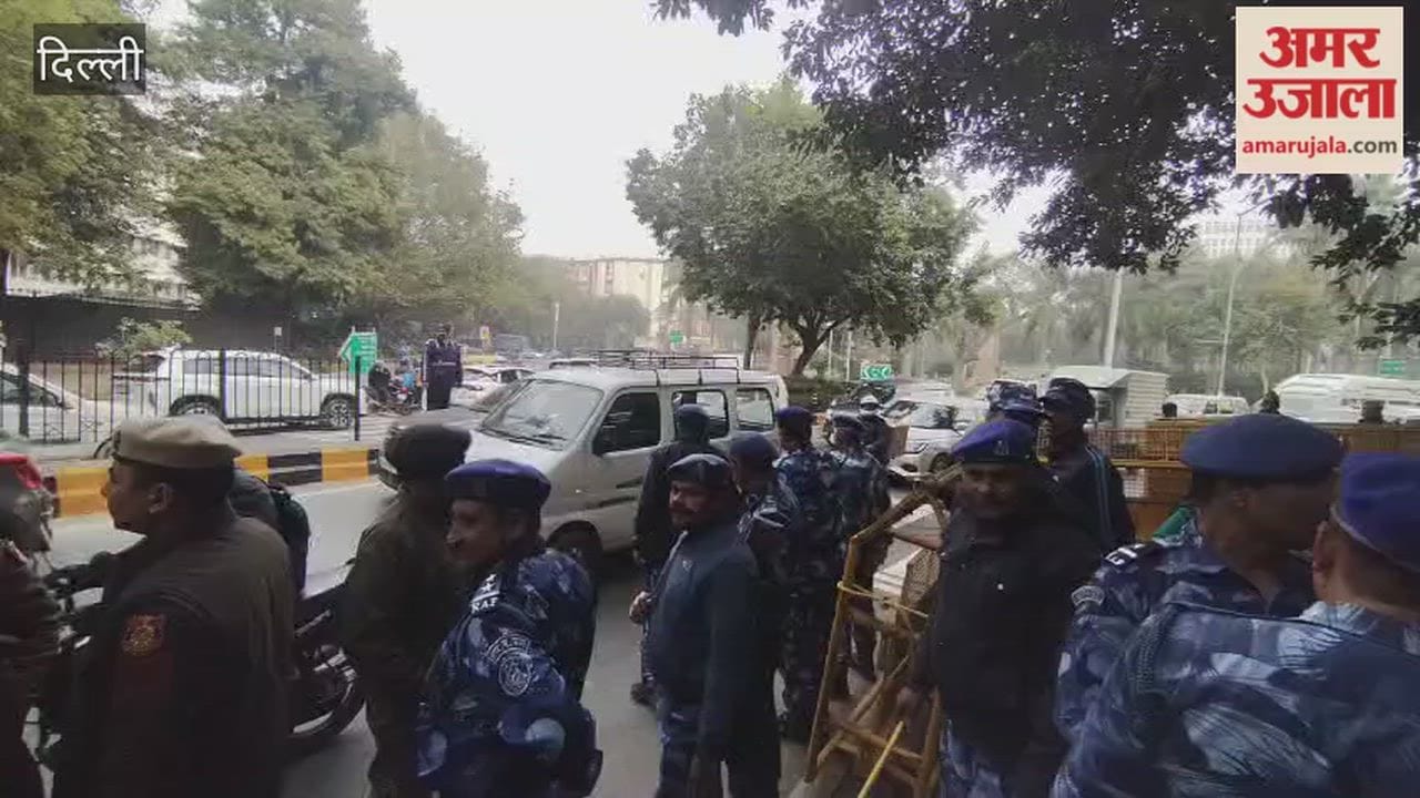 Mamata Banerjee reaches Election Commission, security tightened