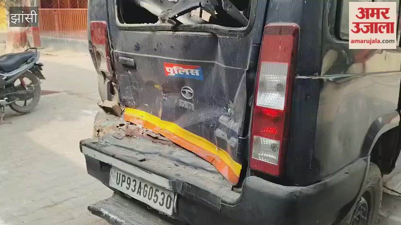 Jhansi: Dumper truck hits police vehicle, major accident averted due to absence of police personnel in the vehicle