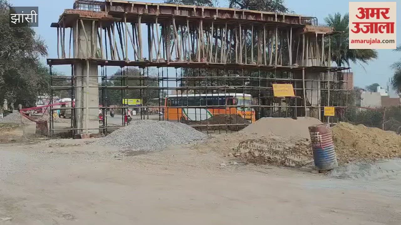 A welcome gate is prepared before entering Chirgaon from Jhansi-Kanpur Highway.