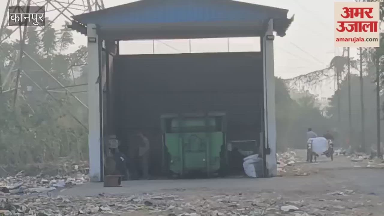 Kanpur: A huge pile of garbage has accumulated in front of the garbage dump