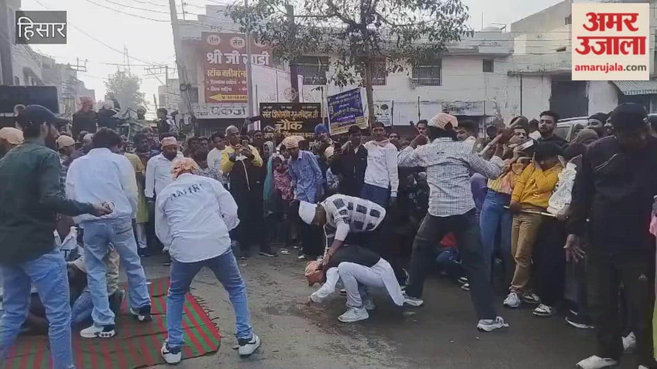 In Hisar, a man lying on a bed of arrows with his eyes blindfolded had glass bottles of Coca-Cola broken on his chest.
