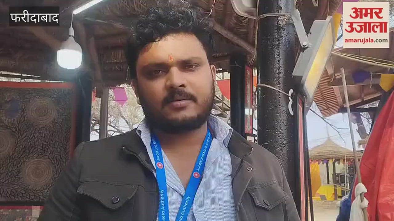 People are appreciating the paintings of Ankit, who has come from Bihar, at the Surajkund Mela