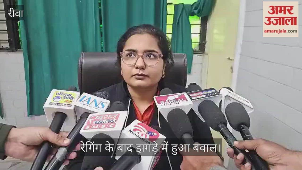 Rewa News: Lathis were used in the Shyam Shah Medical College hostel.