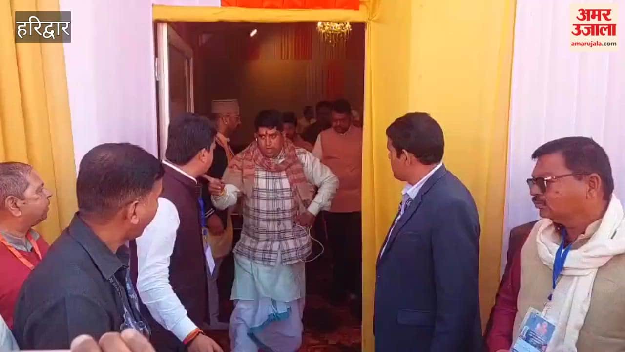 VIDEO: Maharashtra Chief Minister Devendra Fadnavis arrives in Haridwar