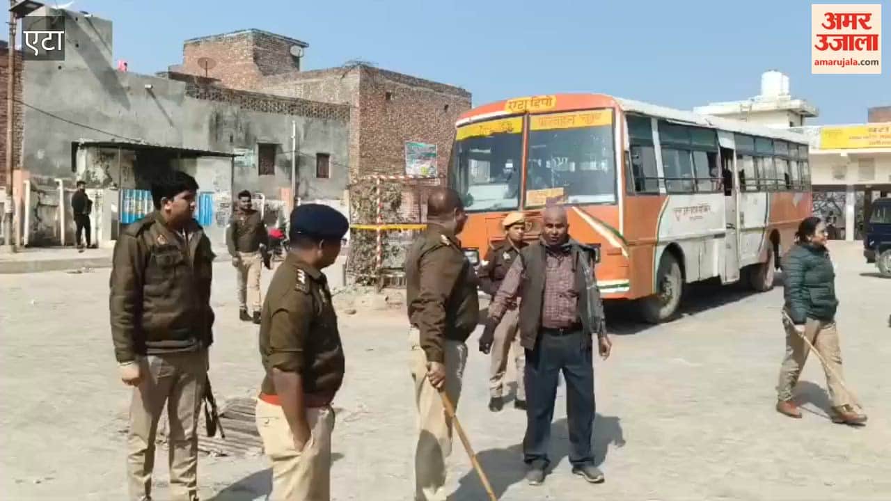 Police chased away illegal taxi drivers in Aliganj