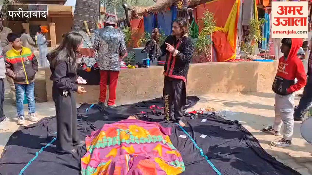A magician entertained tourists at the Surajkund Mela in Faridabad