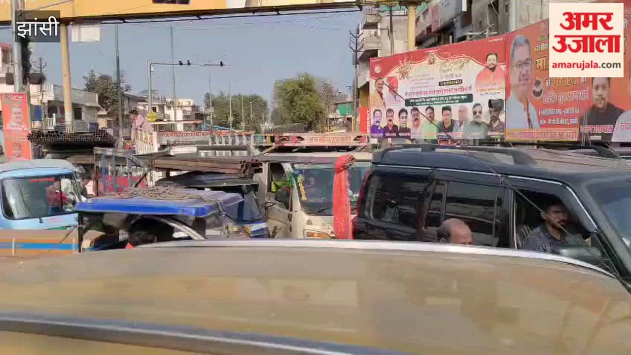 The Jhansi-Gwalior road was jammed near the BKD intersection, with traffic slowing to a crawl.