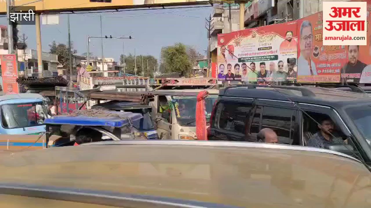 The Jhansi-Gwalior road was jammed near the BKD intersection, with traffic slowing to a crawl.