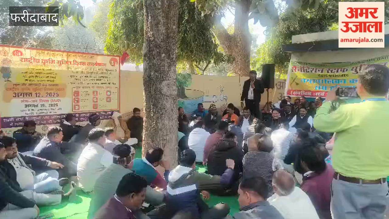 Demonstration against suspension of four sanitation inspectors in Faridabad