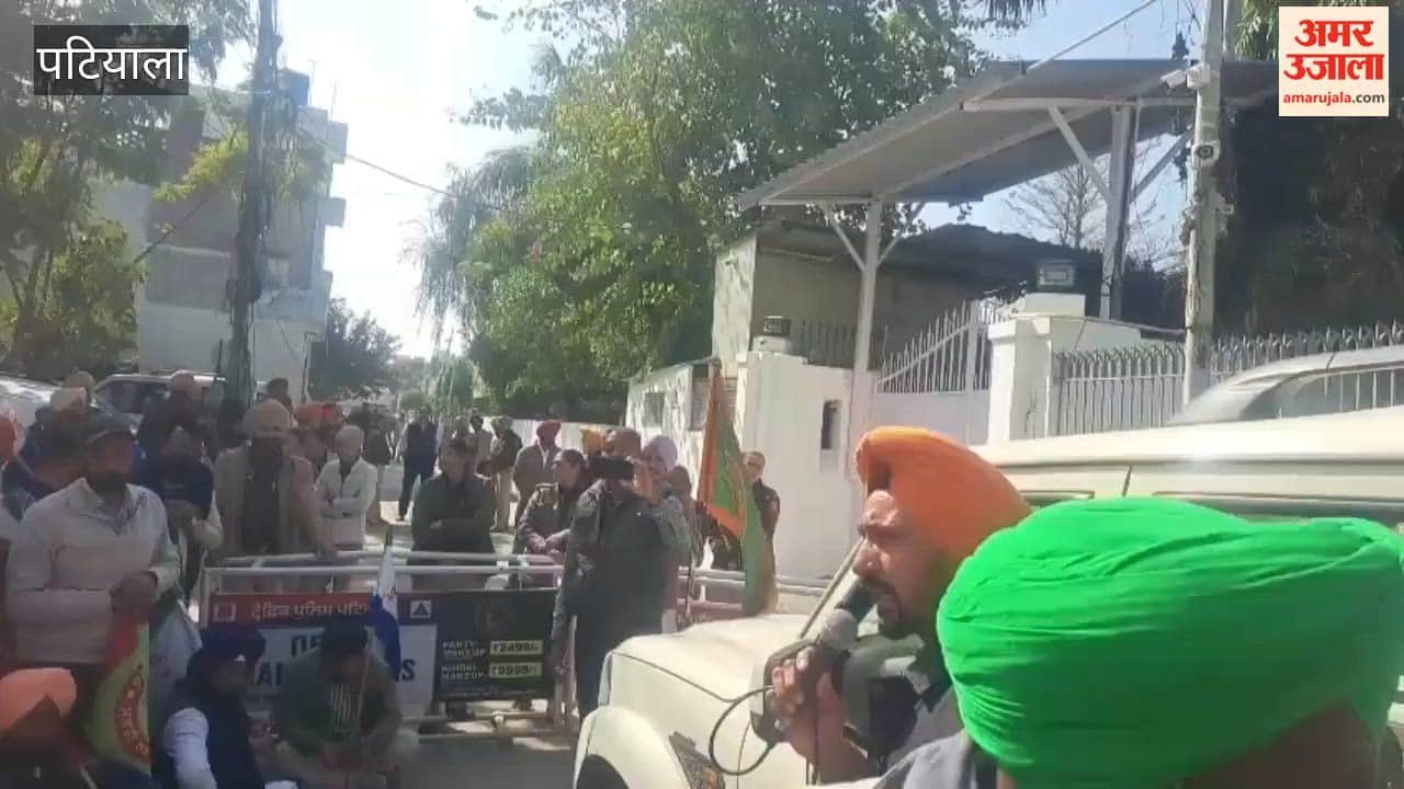 Farmers stage protest outside the Health Minister's house in Patiala.