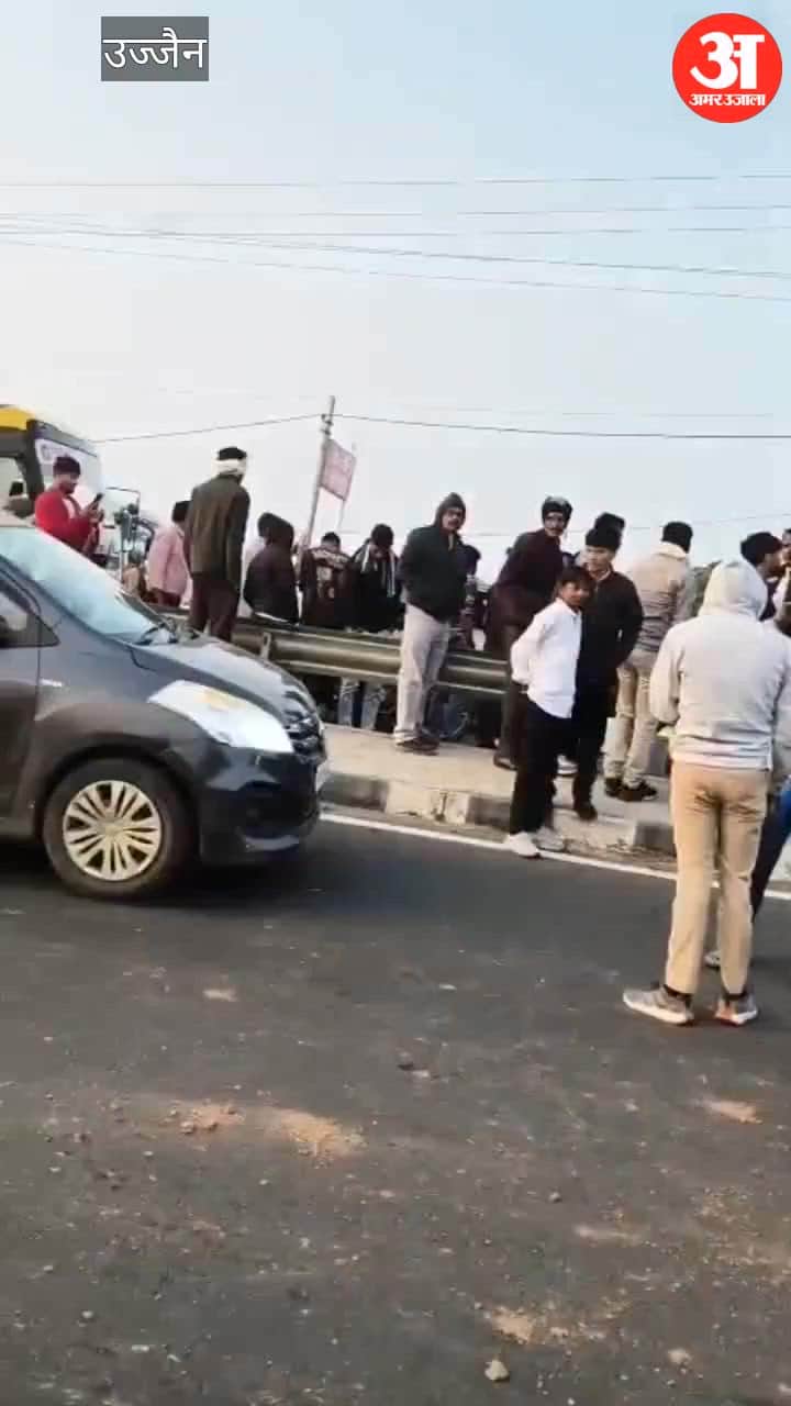 Ujjain News: A man blocked the highway by placing his household belongings on the road.