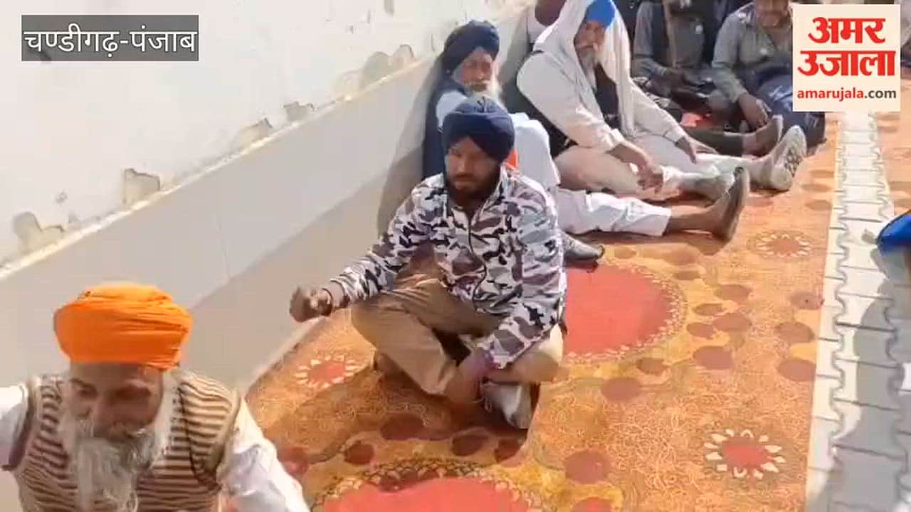 In Jeera, the Kisan Mazdoor Morcha staged a protest in front of the local MLA's house.