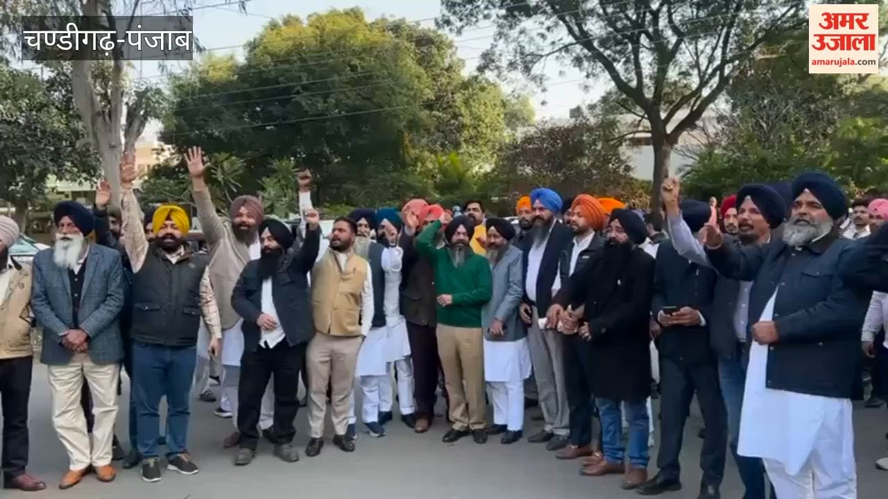 Shiromani Akali Dal leaders gheraoed the Punjab Police headquarters