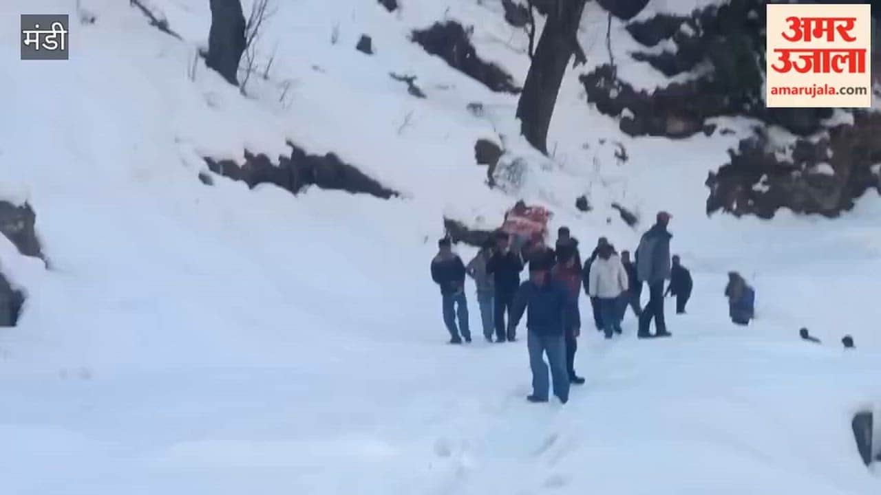 Mandi Due to heavy snowfall, an elderly patient with respiratory problems had to be carried on a chair for 10 km
