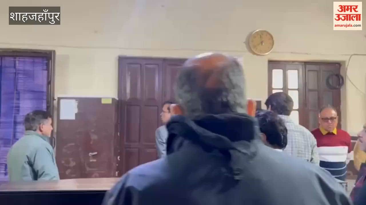 DM inspected the offices at the Collectorate in Shahjahanpur