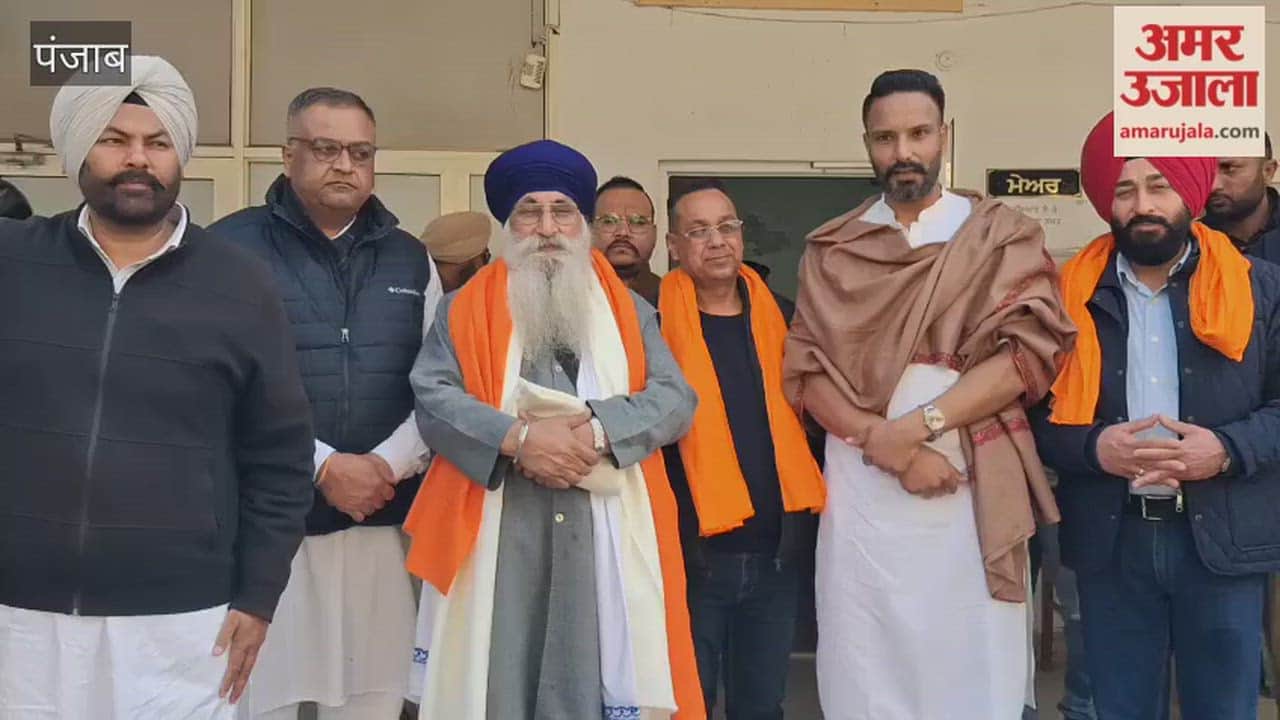 Sant Baba Parmeshwar Singh Bhogpur arrived at the Phagwara Municipal Corporation office.
