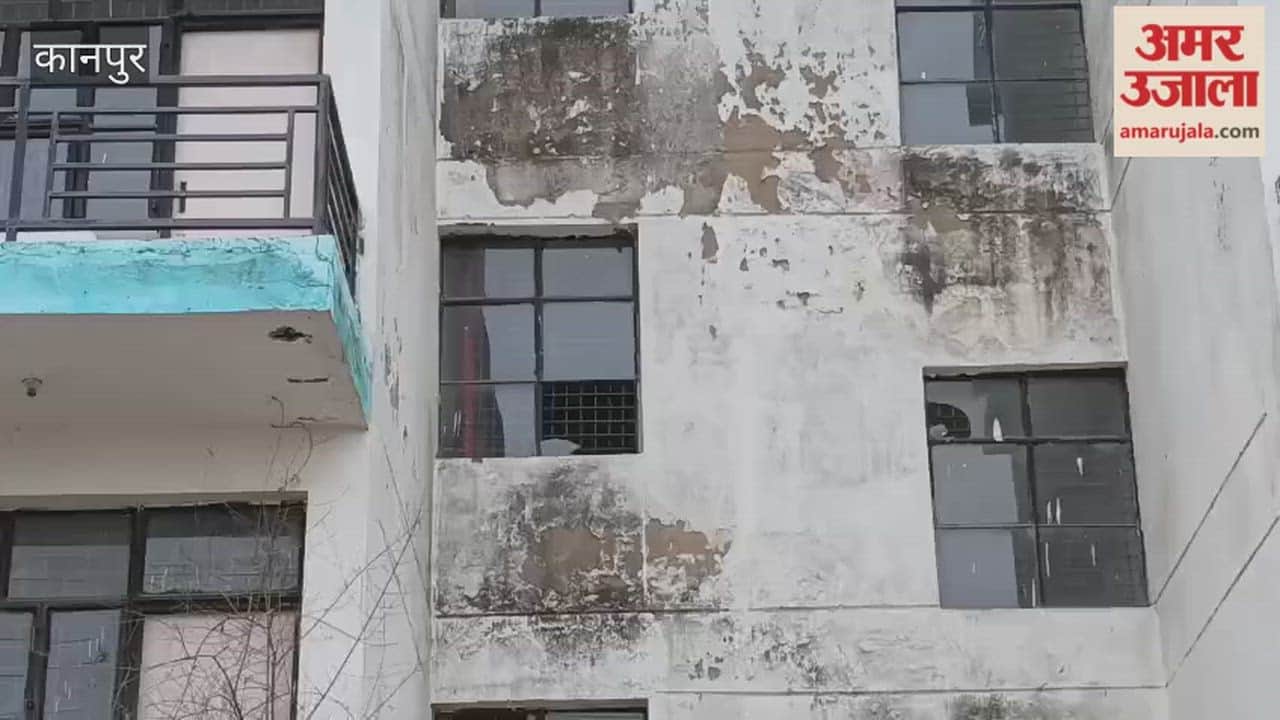 Kanpur: Plaster peeling off in several places at apartment complex