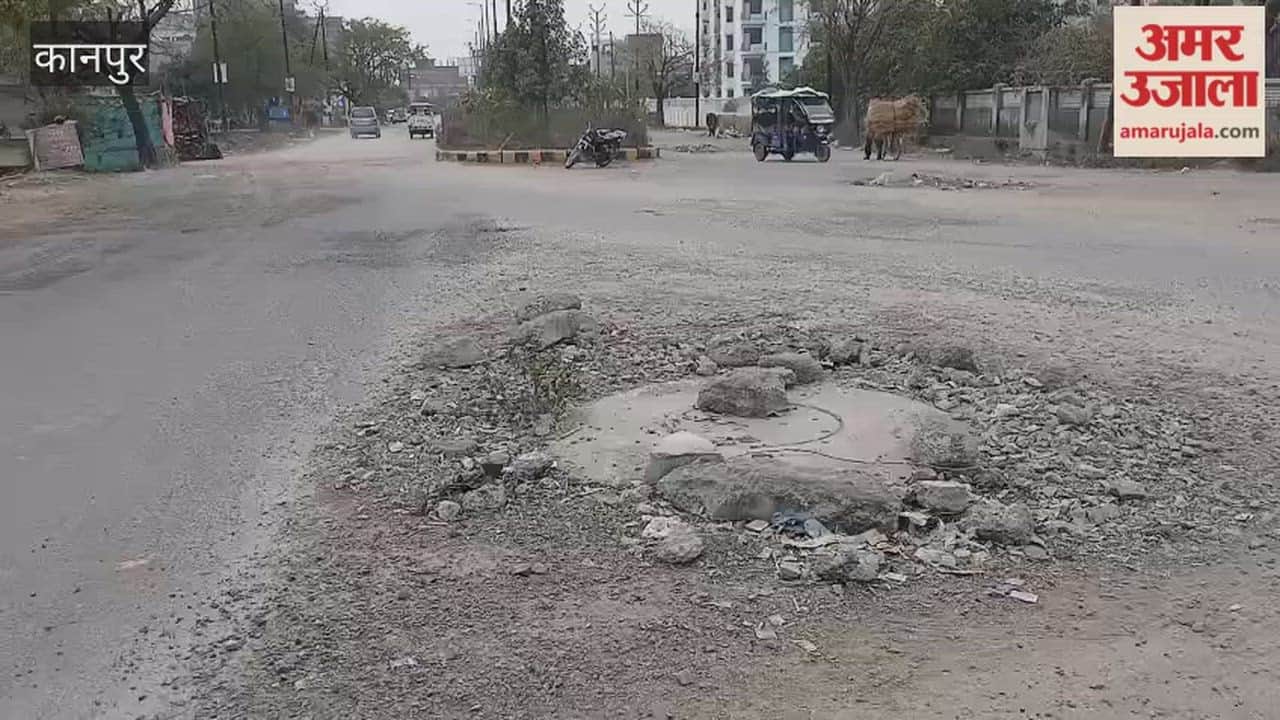 Kanpur: Stones lying around the manhole cover at the intersection are inviting accidents