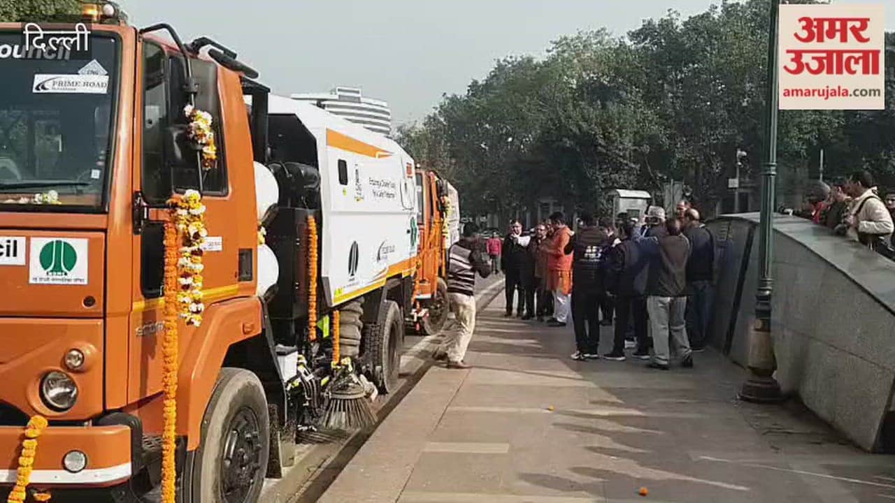 Delhi: First CNG road sweeper runs in Palika Bazaar