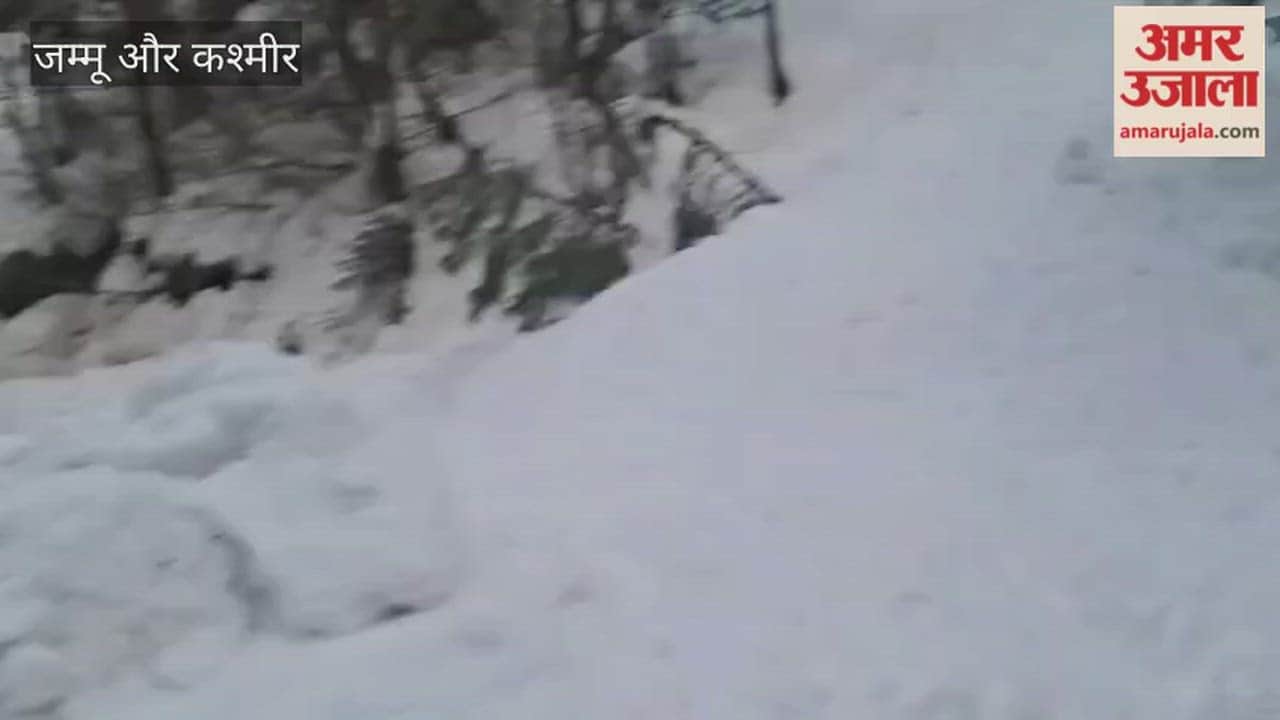 An avalanche occurred on the Uri–Baramulla road, leading to the closure of the route.