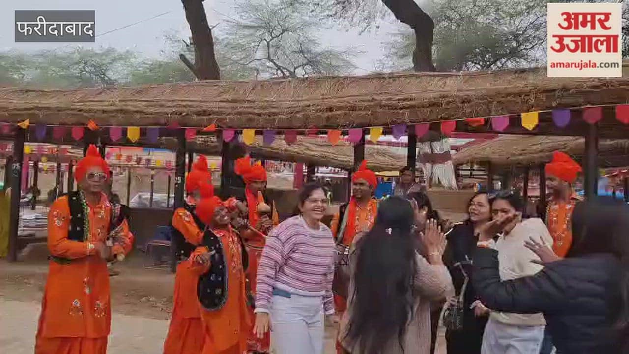Women danced to the tune of Bean Party at Surajkund Fair