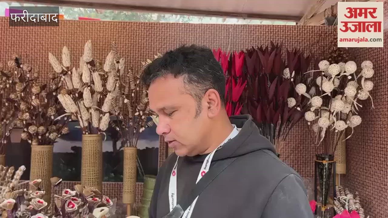 Vijay arrived from Meghalaya at Surajkund fair attracting tourists with his handloom art