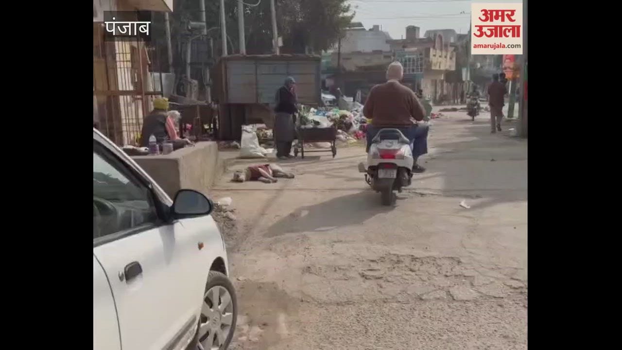 A pile of garbage has accumulated near the Arorian Talab temple in Phagwara; the municipal administration has failed to clear the waste.
