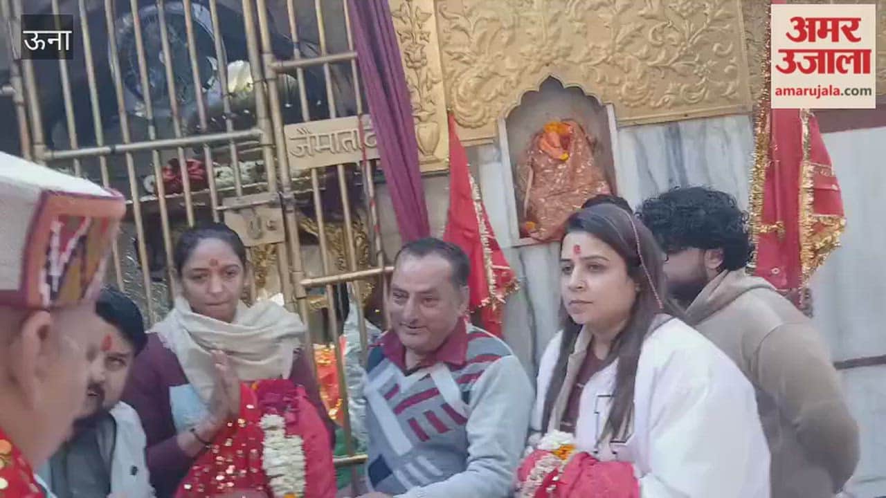 Una Indian women's cricket team captain Harmanpreet Kaur visited the temple of Maa Chintpurni
