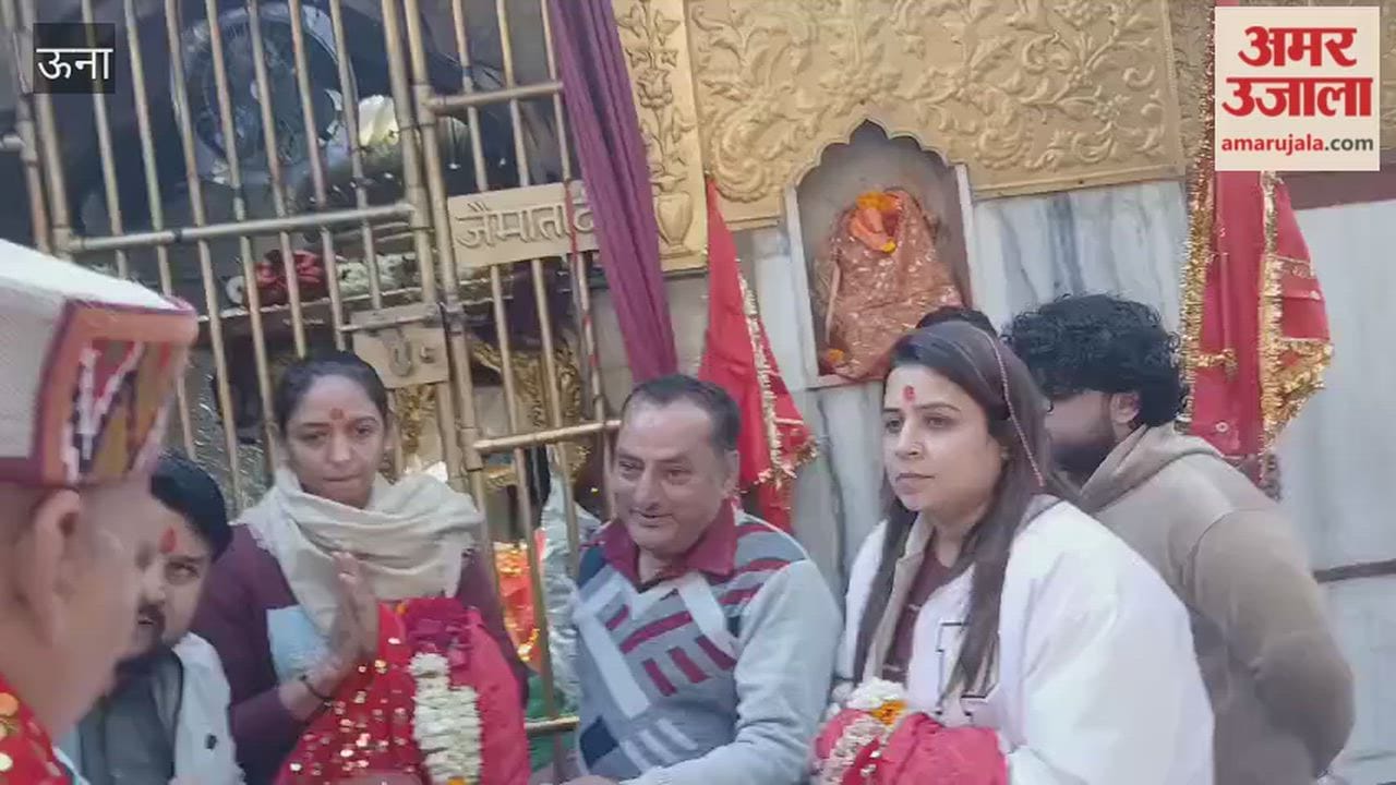 Una Indian women's cricket team captain Harmanpreet Kaur visited the temple of Maa Chintpurni