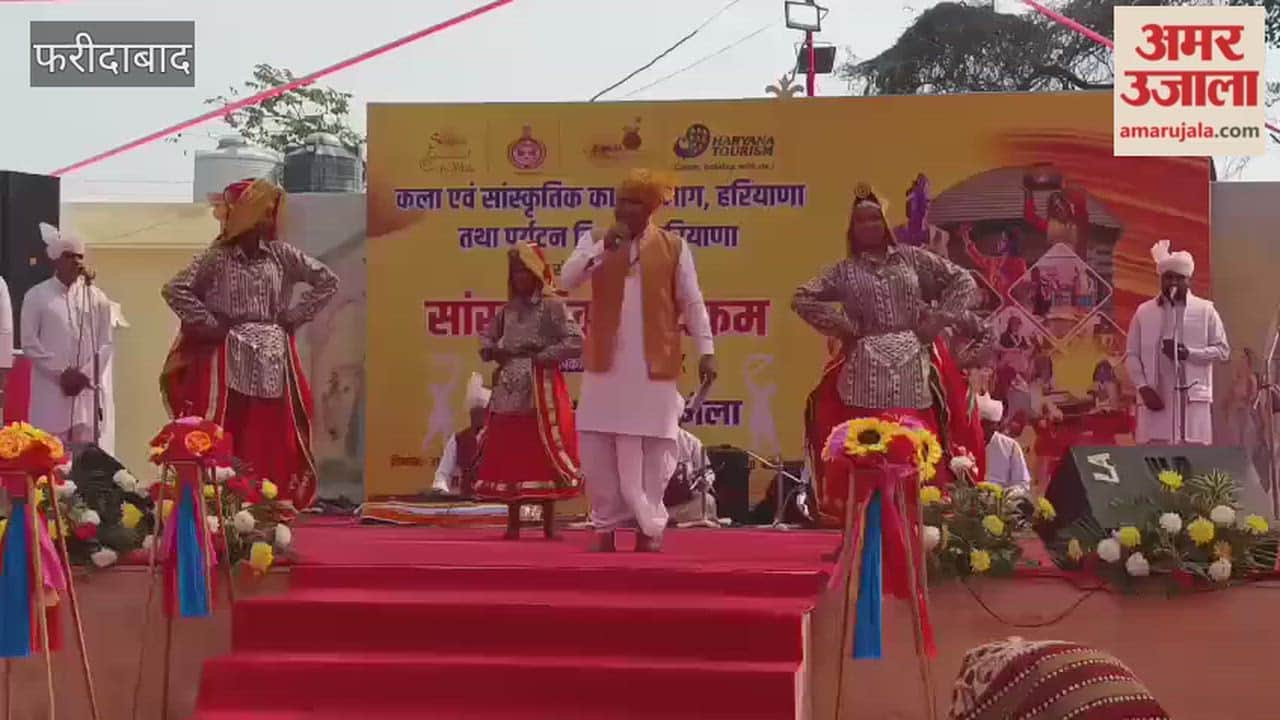 Ragini singer Rajkumar Tewatia performing at the Surajkund Mela
