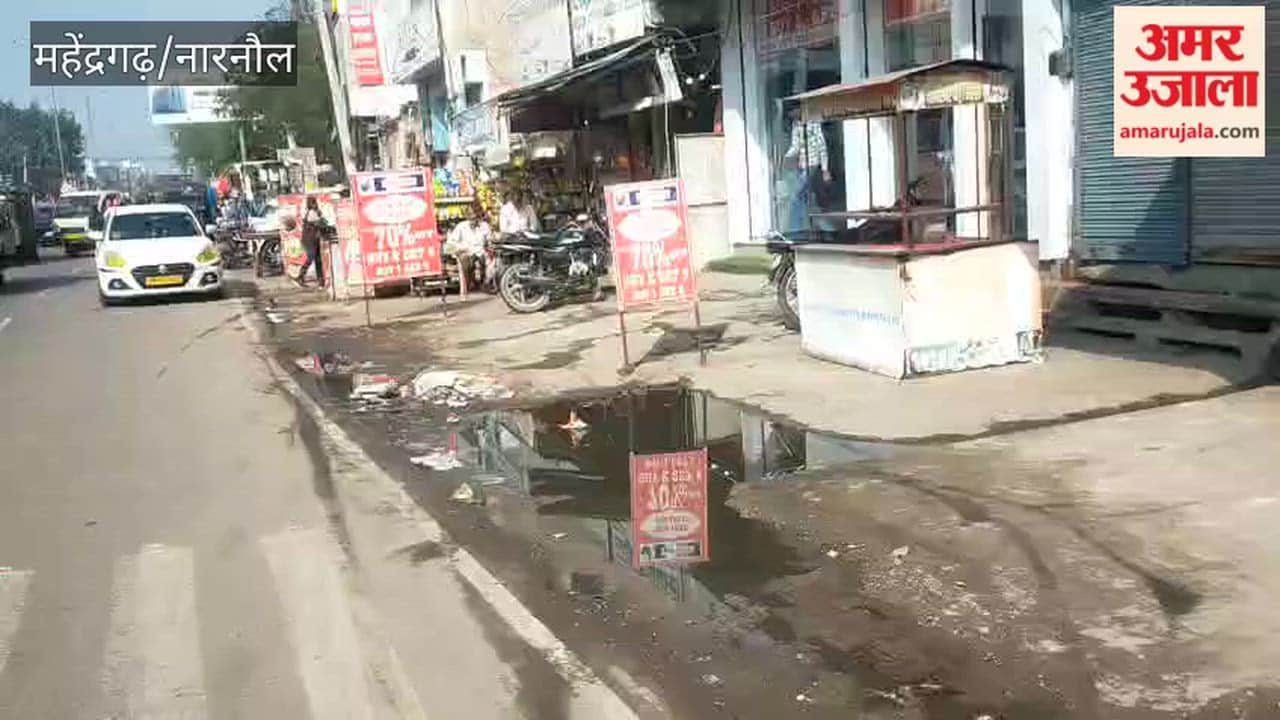 Sewage overflow at Mahavir Chowk in Narnaul, foul-smelling water spread over a large area.