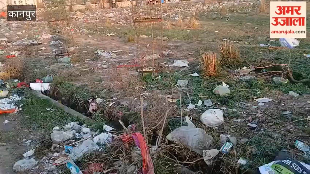 Kanpur: A huge pile of garbage has accumulated on the road in Kanshiram Colony, Panki
