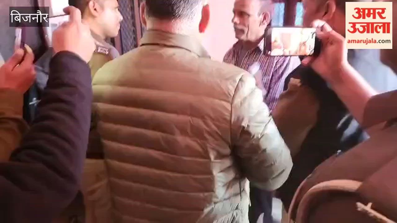 Bijnor: Thieves entered a house on the pretext of begging, looted gold worth lakhs from a woman who was alone