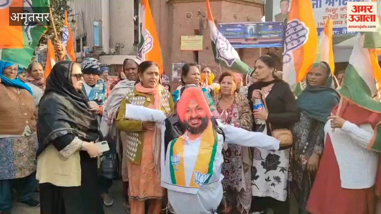 Congress women workers in Amritsar burned an effigy of Ravneet Bittu