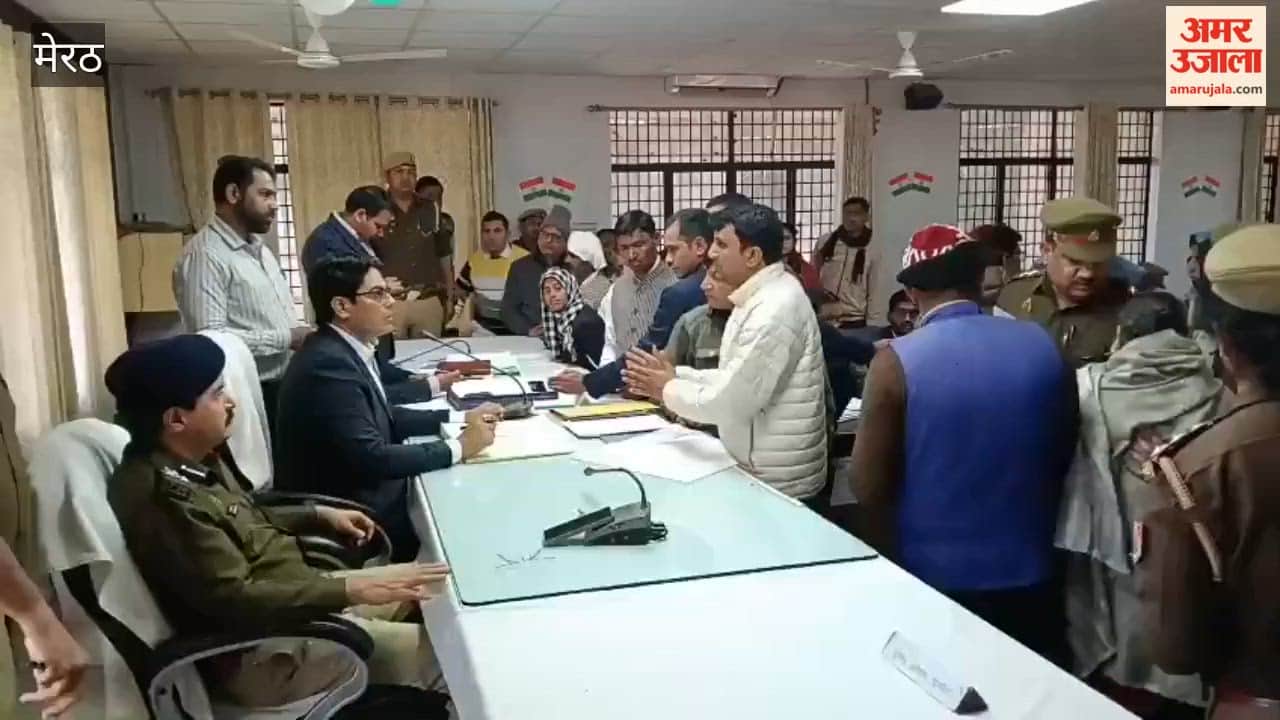 The Commissioner and DIG reached Mawana tehsil and listened to grievances at the grievance redressal day.