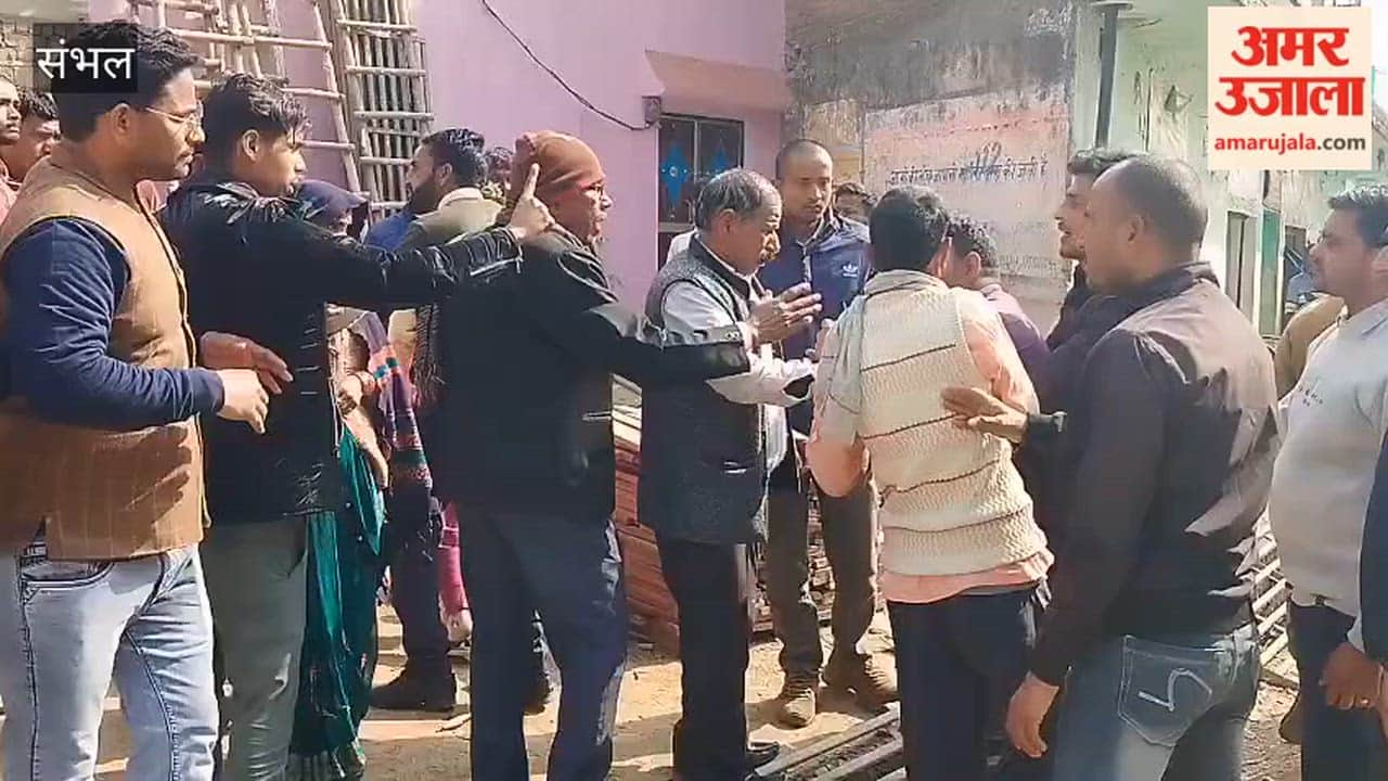 teenage girl beat man accused of molestation with her shoe outside police station In Chandausi