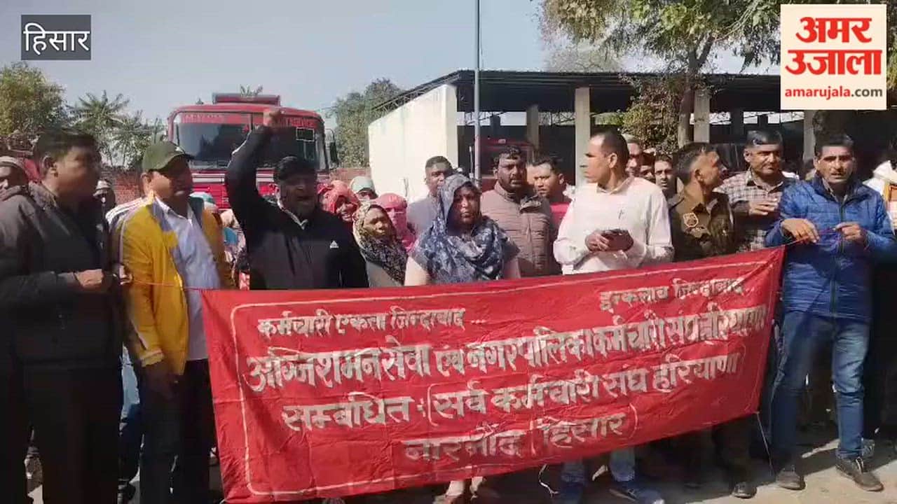 In Hisar, fire brigade employees raised slogans against Minister Rao Narbir Singh and burned his effigy.