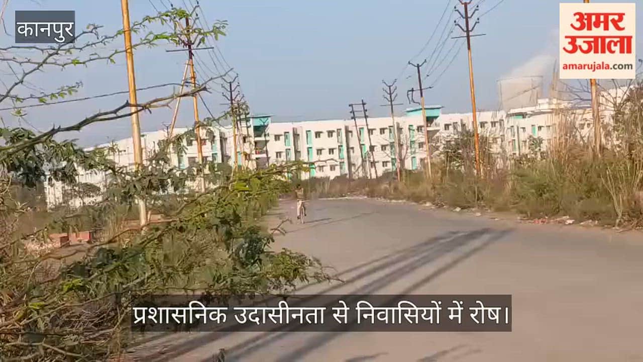 कानपुर: अमन एनक्लेव की सड़क में उखड़ी बजरी से फिसल रहे वाहन