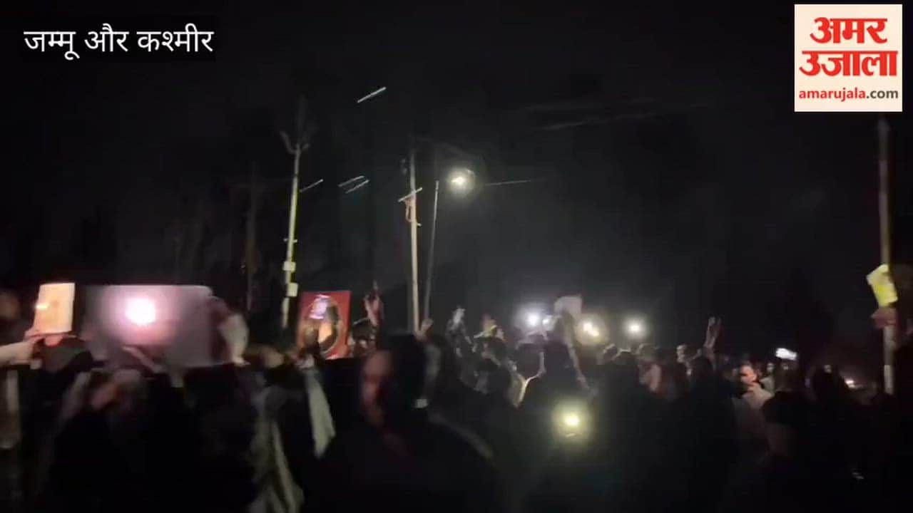 Residents of Inderkoot area of Bandipora on Friday evening staged a peaceful protest to condemn the killing of Shia worshippers in the deadly mosque blast in Islamabad, Pakistan.