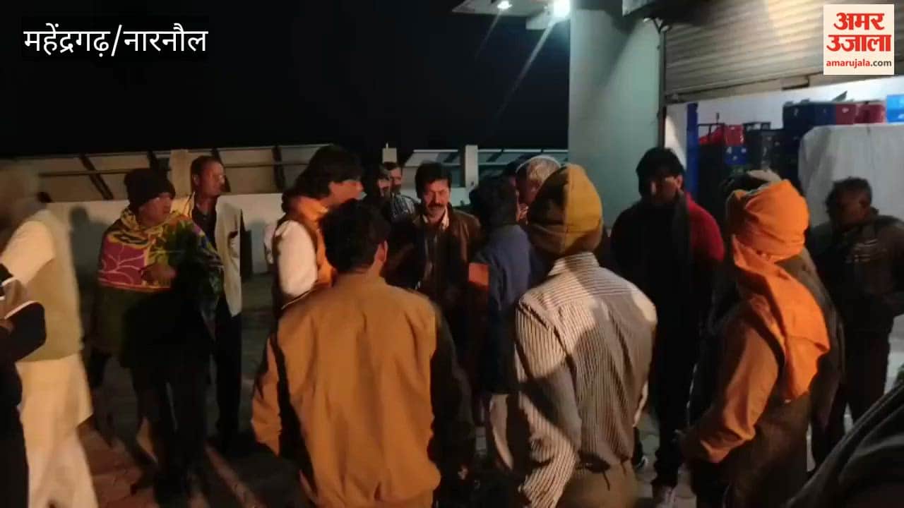 In Mahendragarh, before the wedding of an orphaned girl, the team of famous Haryanvi singer Vikas Pasoria donated one lakh rupees as a wedding gift.