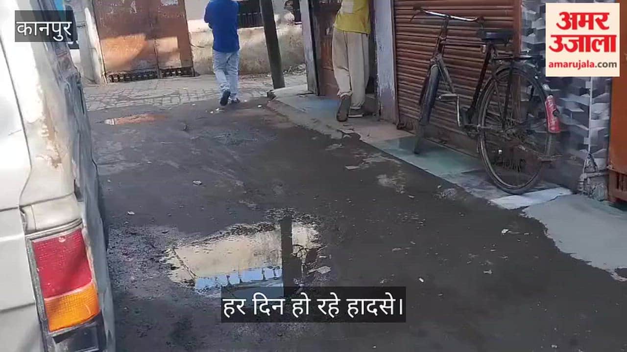 कानपुर के शिवकटरा में गंदे पानी के बीच से निकलने को मजबूर राहगीर