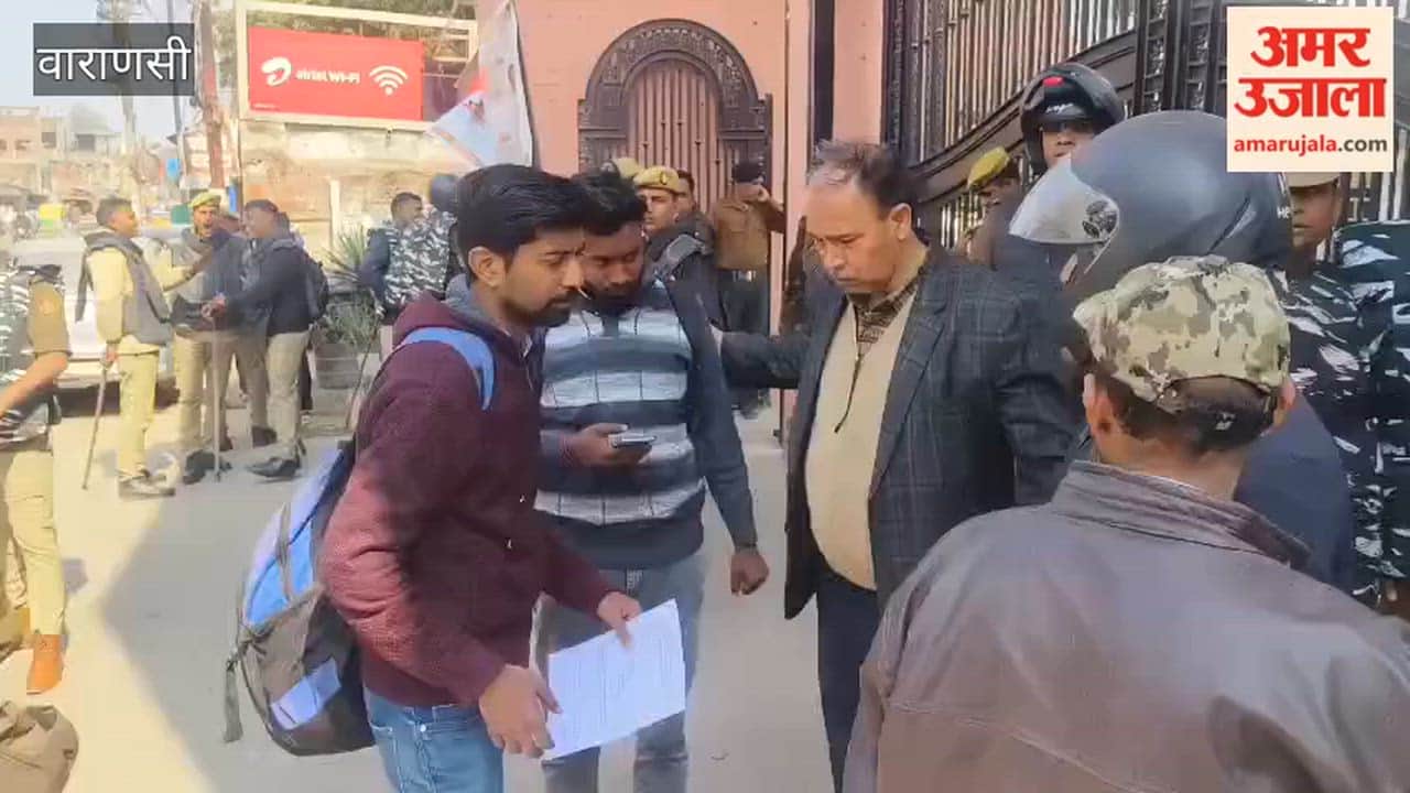 Police deployed at Kashi Vidyapeeth students express anger