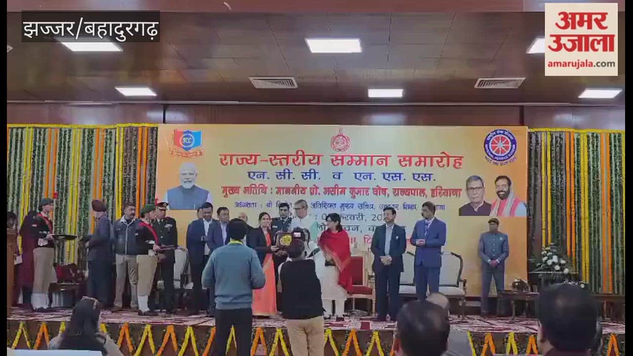 Governor of Haryana honored Deepak Singh, a National Award winner from Jhajjar, with a state-level award