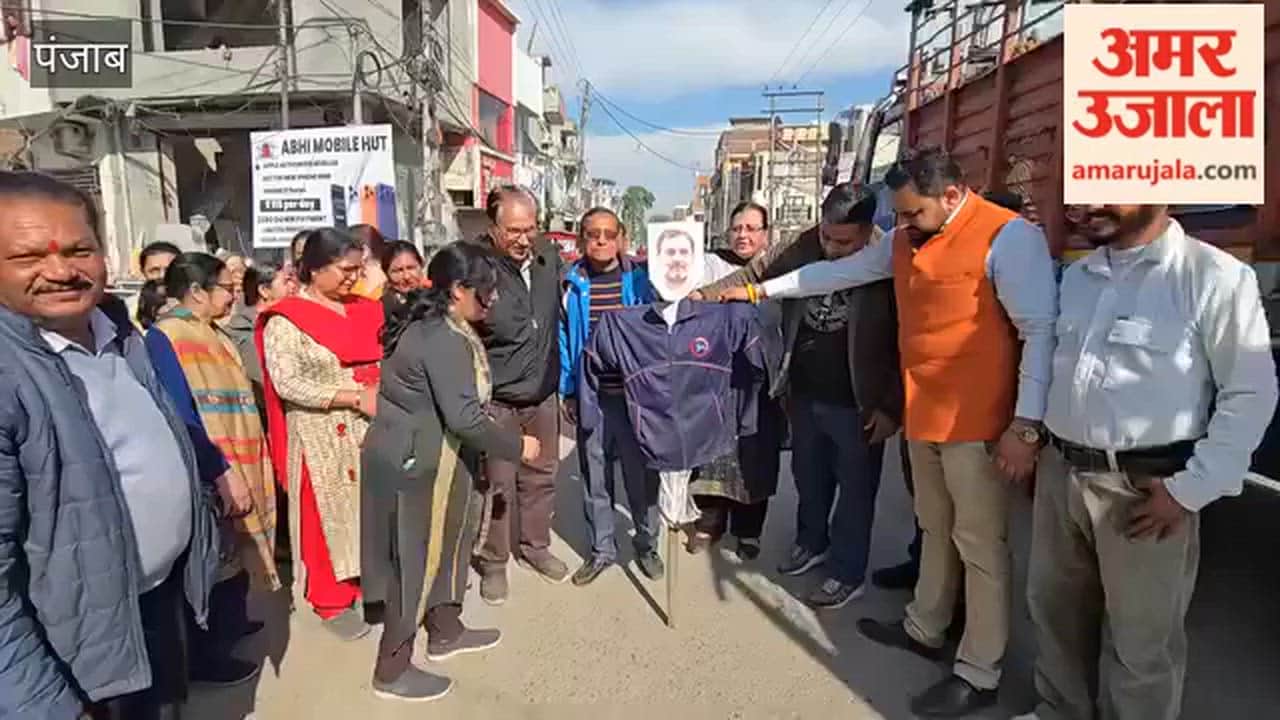 In Pathankot, the BJP burned an effigy of Congress leader Rahul Gandhi.