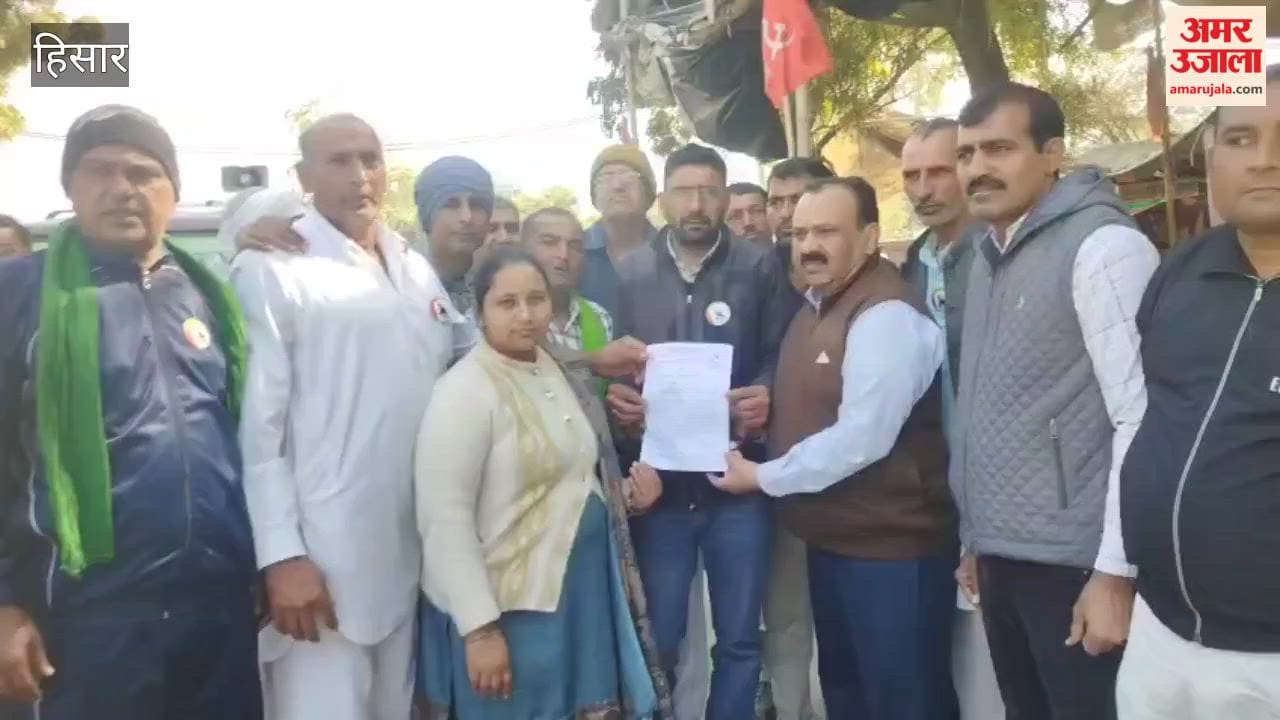 In Hisar, the Pagri Sambhal Jatta Committee staged a protest at the mini-secretariat against the cancellation of pensions for 6,000 elderly people.