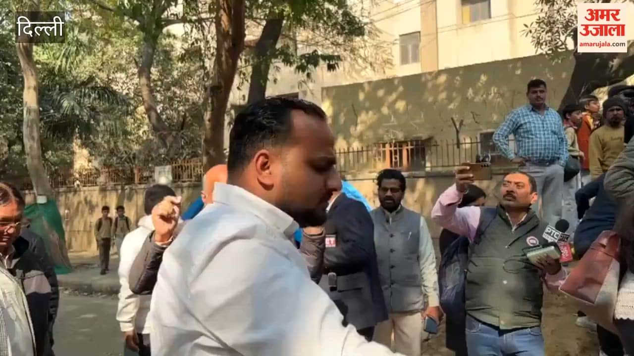 Slogans of Murdabad against Minister Parvesh Verma in Janakpuri accident case